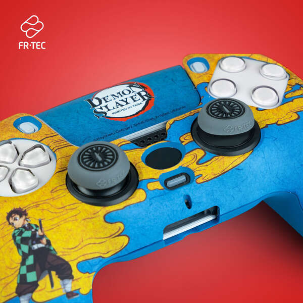 FR-TEC Demon Slayer Kimetsu No Yaiba Tanjiro Kamado Pack pour manette PS5 avec coque rigide + poignées + autocollant pour pavé tactile